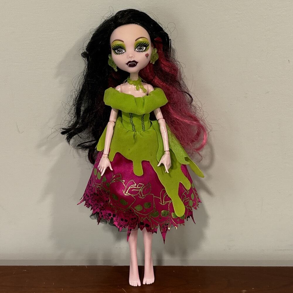 monster high scarily ever after snow bite draculaura doll AS IS